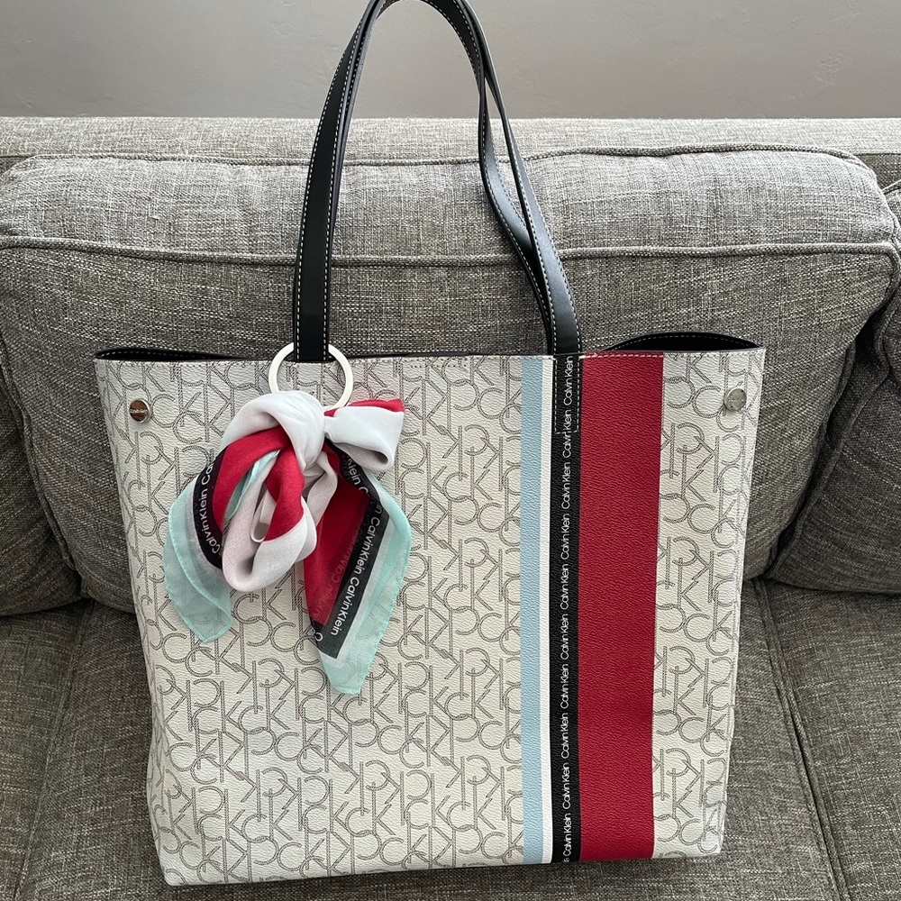 Calvin Klein Purse (Brand New) Never been used.